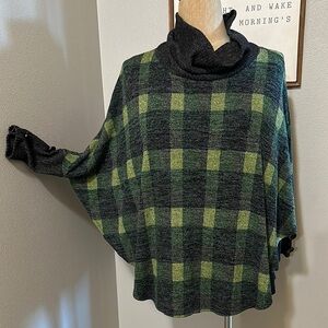 🎉SALE🎉$10 or 3 for $20🎉 Chris & Carol Green and Black Plaid Poncho